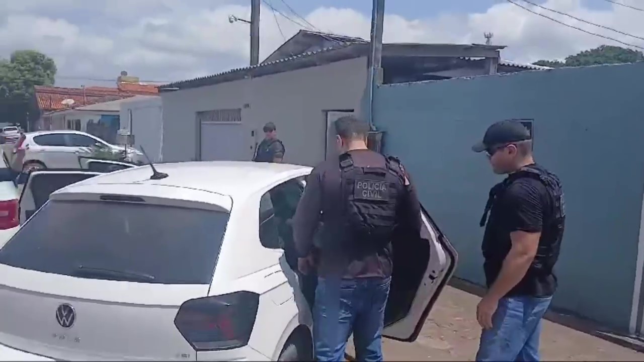 POLÍCIA CIVIL PRENDE AUTOR DOS DISPAROS DE ARMA DE FOGO QUE RESULTARAM NO HOMICÍDIO DE UM JOVEM NO BAIRRO SÃO LÁZARO E PRENDE MAIS DUAS PESSOAS EM FLAGRANTE POR TRÁFICO DE DROGAS 